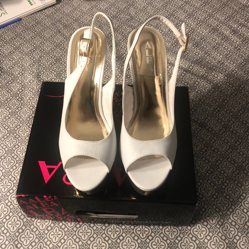 Women’s shoes never been worn good condition